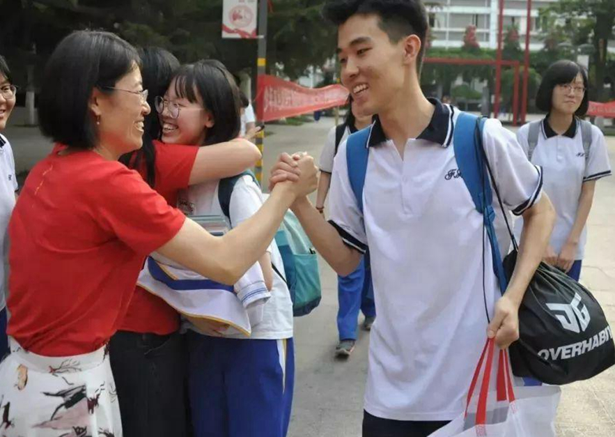 2021各省高考分数线出炉，文科生看后哭了，学霸表示很满意