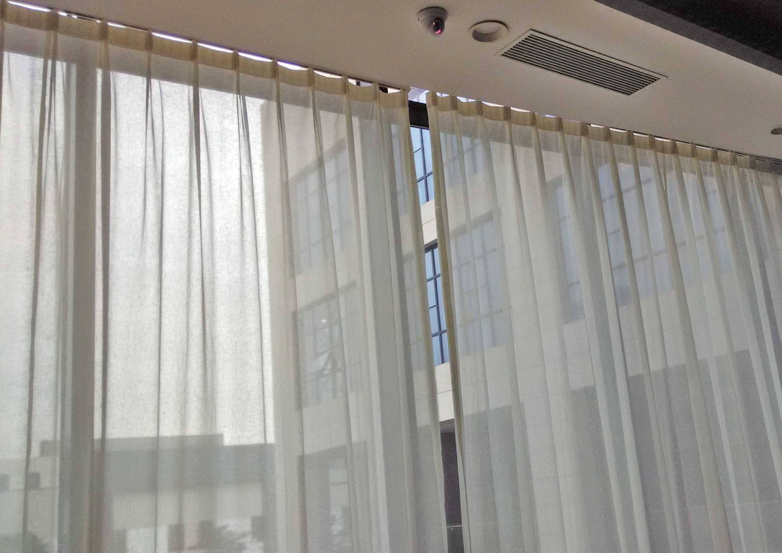 窗帘安装,罗马杆和滑轨哪一种更好?两者各有优劣,建议你这样选