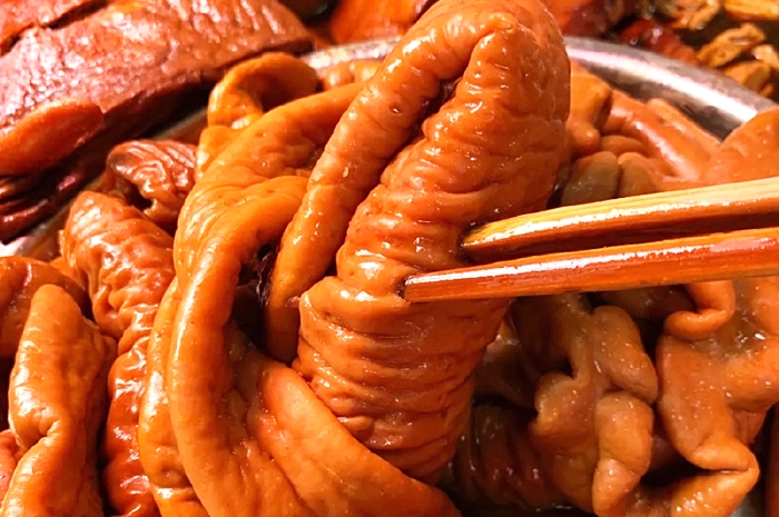 大厨教你卤肥肠,香辣脆嫩还不腥,越吃越过瘾,秘制配方收藏了