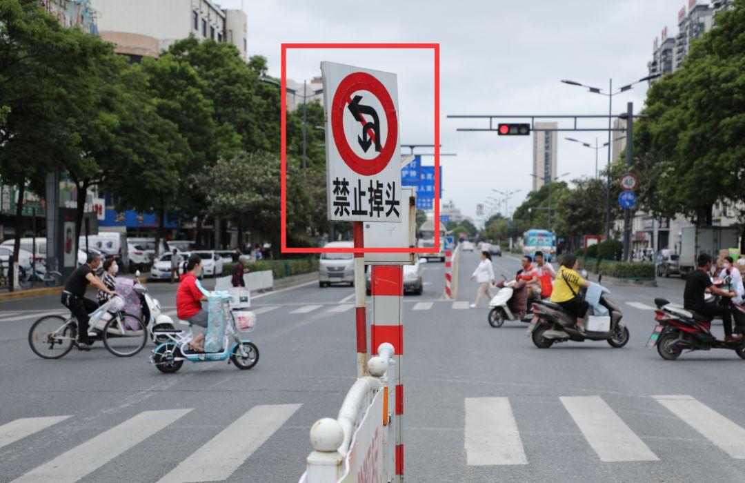 看到前方路牌显示此处可以掉头,车辆掉头的位置是双实线,双实线是不准