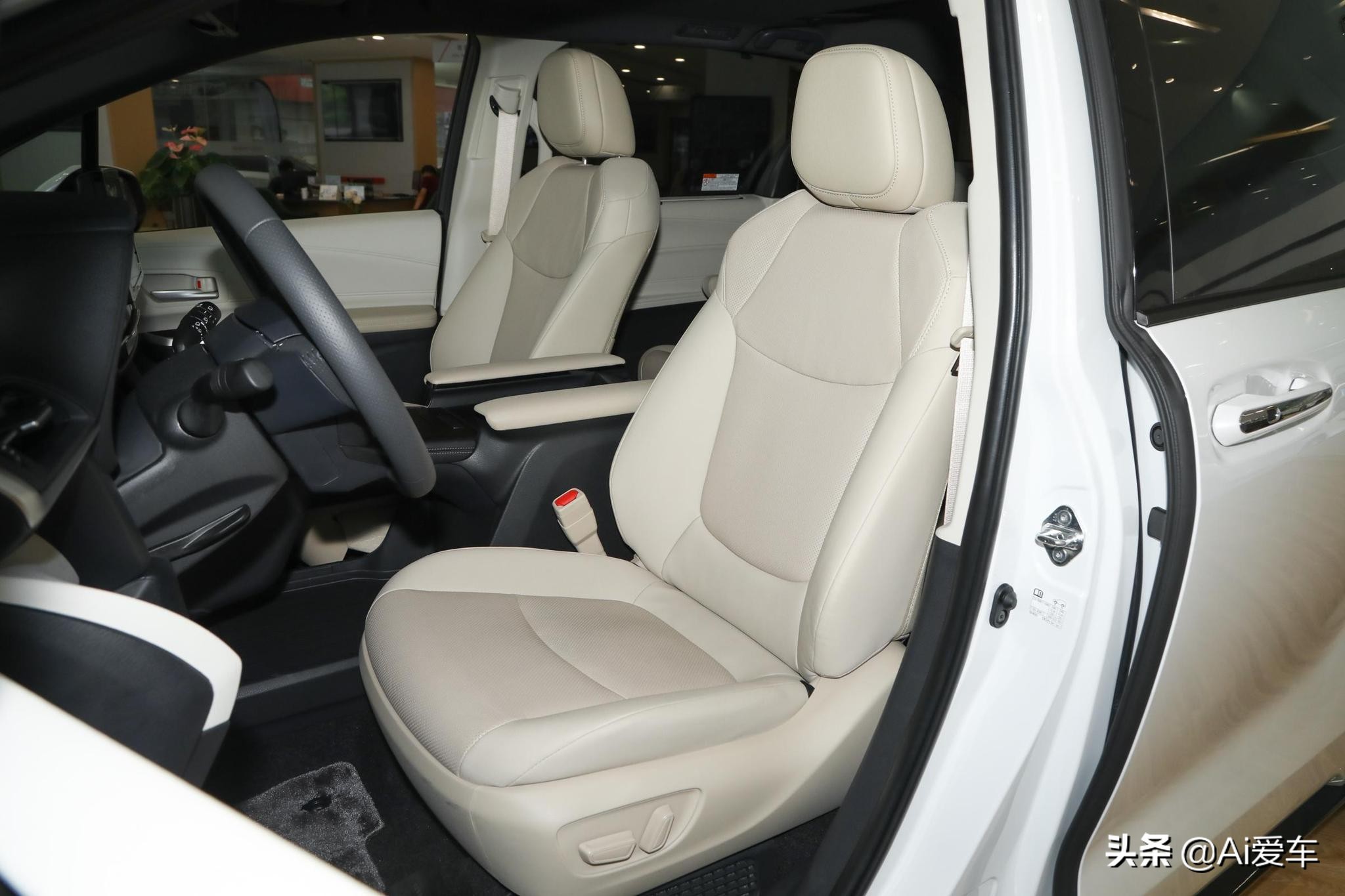 5.3L油耗合资大7座家用MPV，车长超5米1带双电滑门，实拍丰田赛那