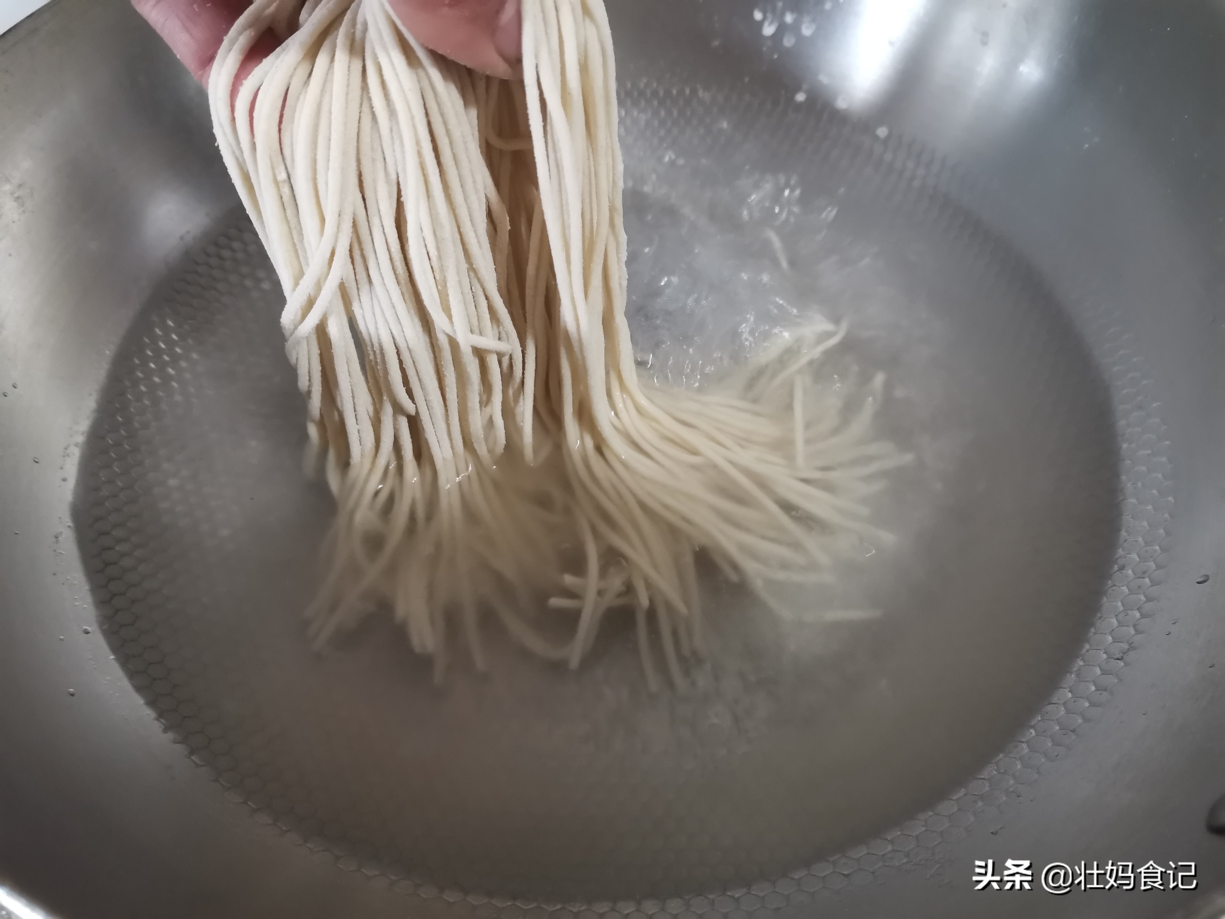 用荞麦粉做一碗劲道爽滑的凉拌面，轻脂健身更营养，全家都爱吃