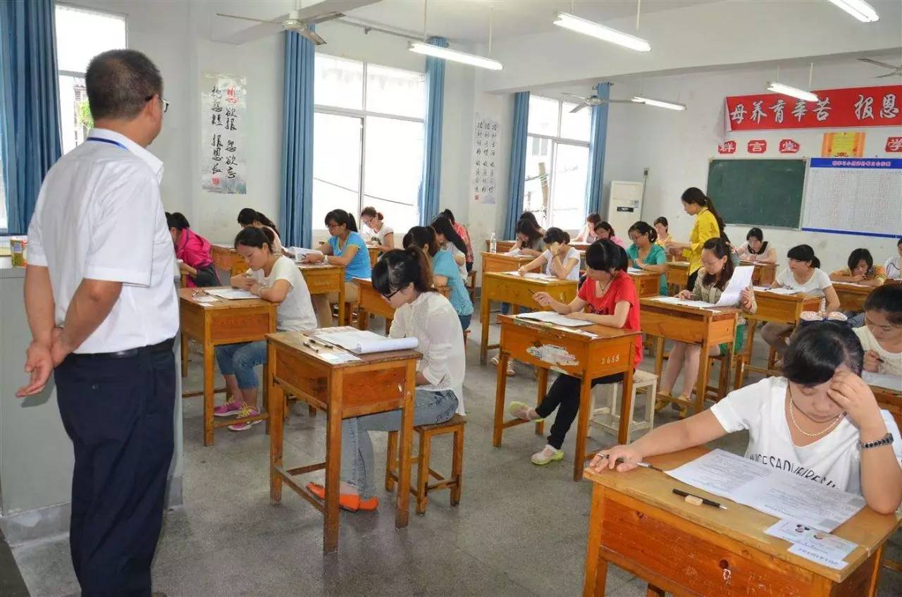 为什么高考时不能穿校服？班主任说出原因，考生不要不重视