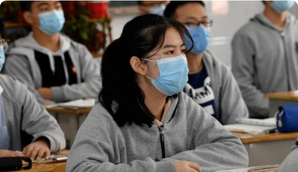 初中生“黑板板”走红，老师看完不舍得擦掉，网友的评价很高