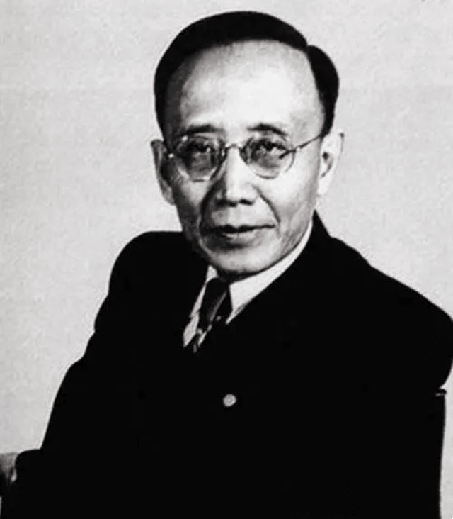 泰山上“虫二”两字，日本专家研究了十年，郭沫若一笑破解谜底
