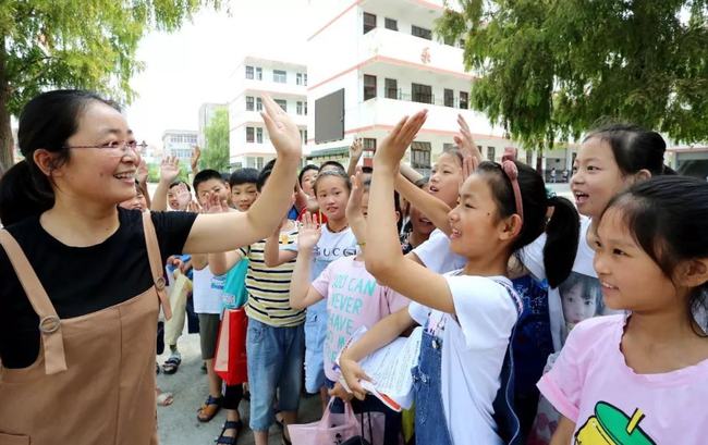 幼師工資條曝光，老師很心酸，家長吐槽：學歷低假期多，還要啥？