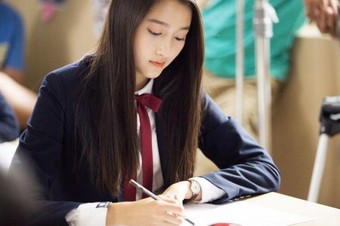 关晓彤高考成绩曝光，明明在拍戏，为什么成绩这么好？方法更重要