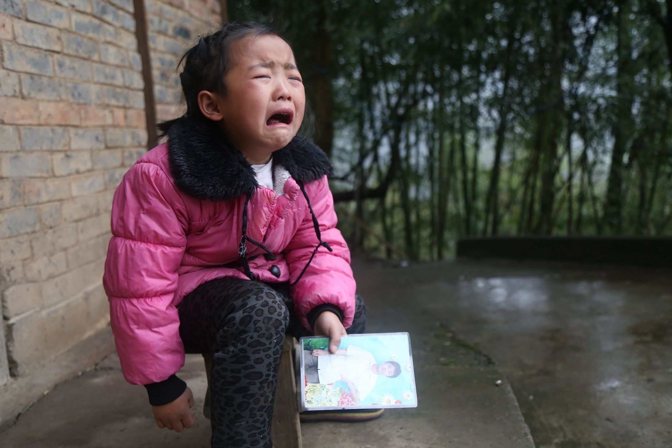 爸坐牢妈失踪，六岁的她撑起三代之家，13亿人为她点赞
