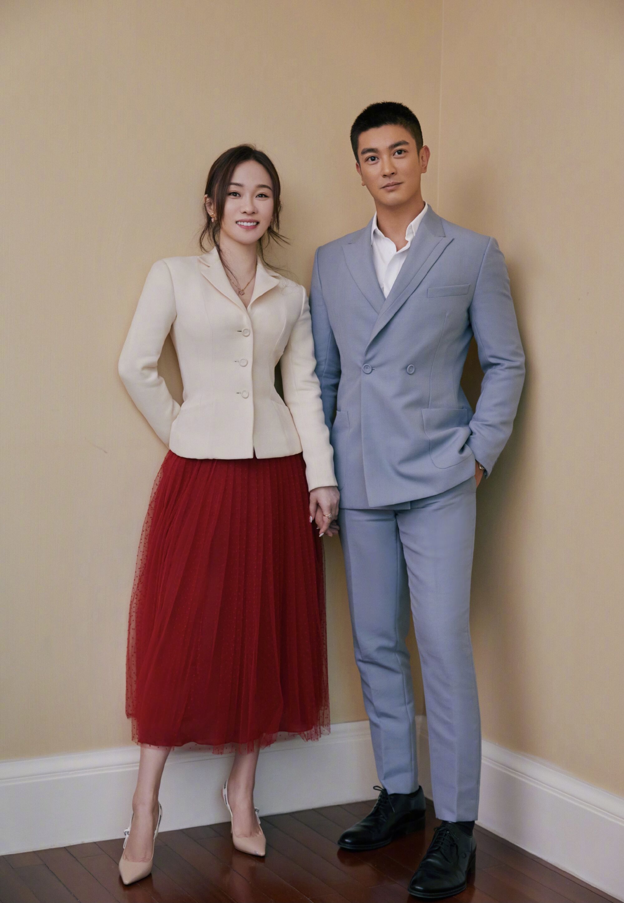 霍思燕二胎小女儿曝光?穿红裙走路摇头晃脑,与嗯哼坐同一辆车