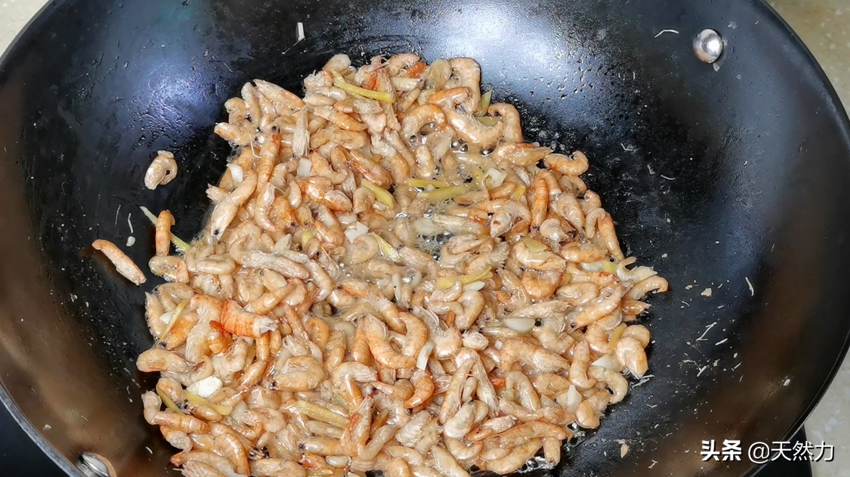 河虾怎么做好吃，用简单的搭配和简单的做法，造就最不简单的美味