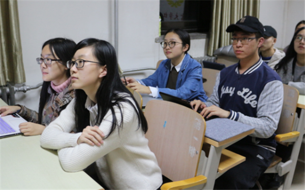 大学生想考“铁饭碗”注意了：基层公务员或涨工资，还多两种补贴