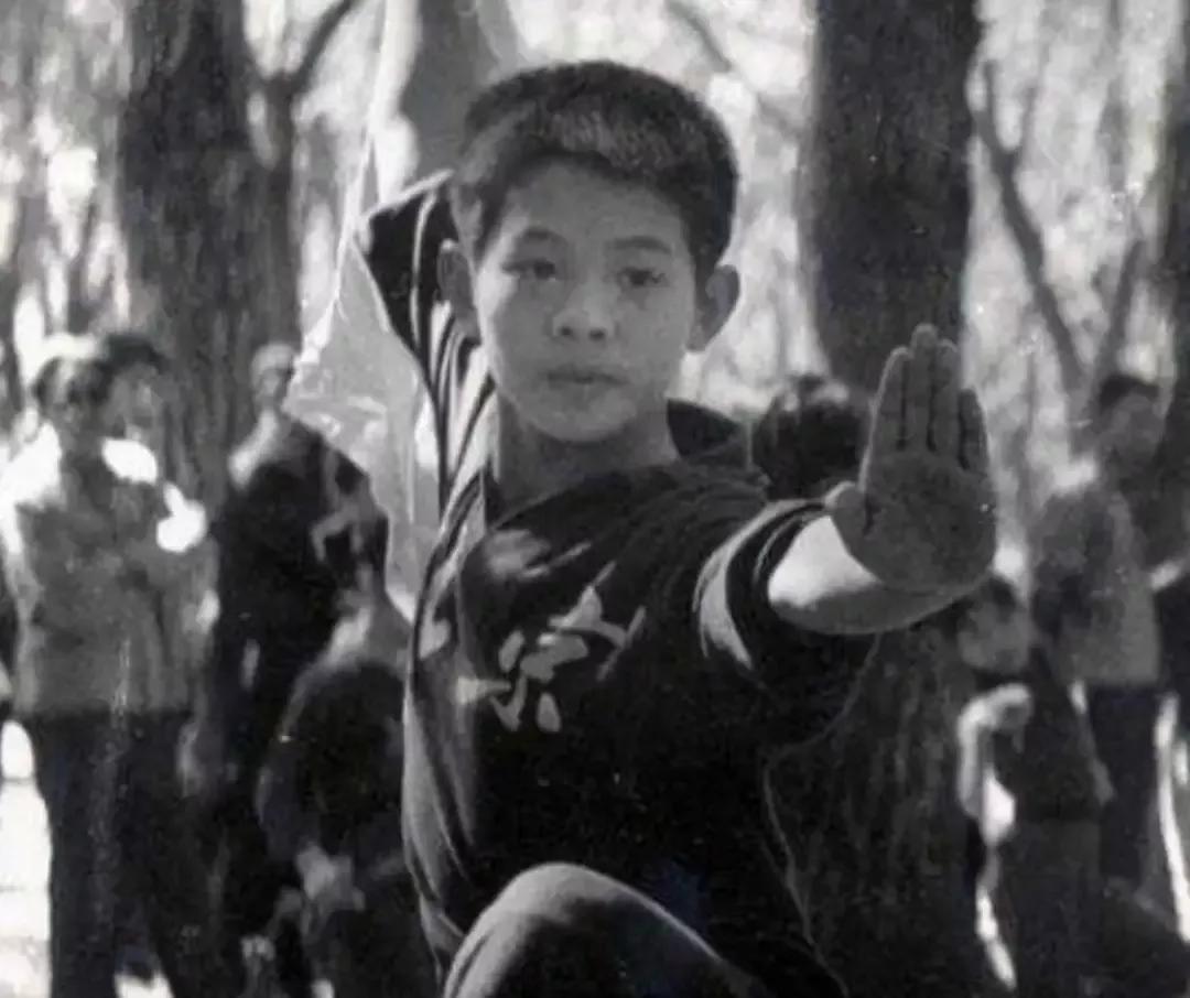 李連杰的家世背景到底有多牛？爺爺爸爸的簡介至今不敢公開