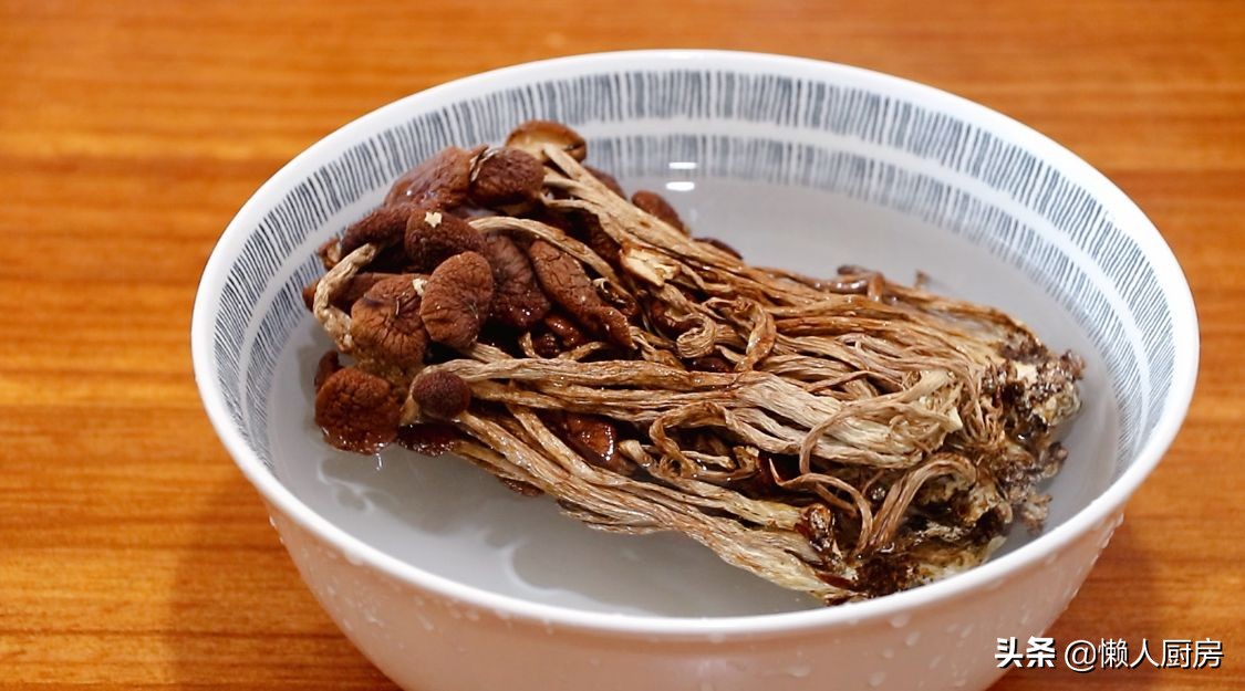 茶树菇怎么做好吃（教你用茶树菇搭配五花肉炒一盘下饭菜）