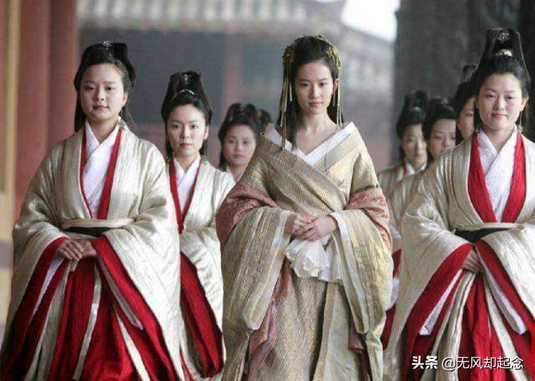 公主落难,被卖身给一富家小姐为奴,恢复身份后,富人全家被灭门