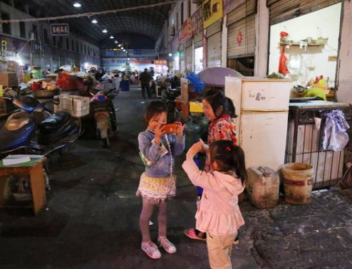 5个小朋友“一起聚餐”走红，孩子之间的友谊，简单又纯粹