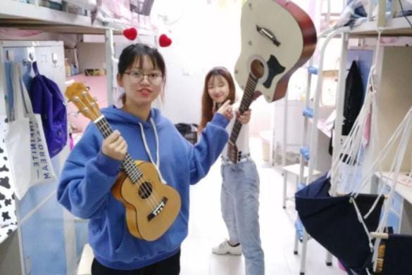 四川一大学女寝火了，6个人建多个群，网友调侃现实版“甄嬛传”