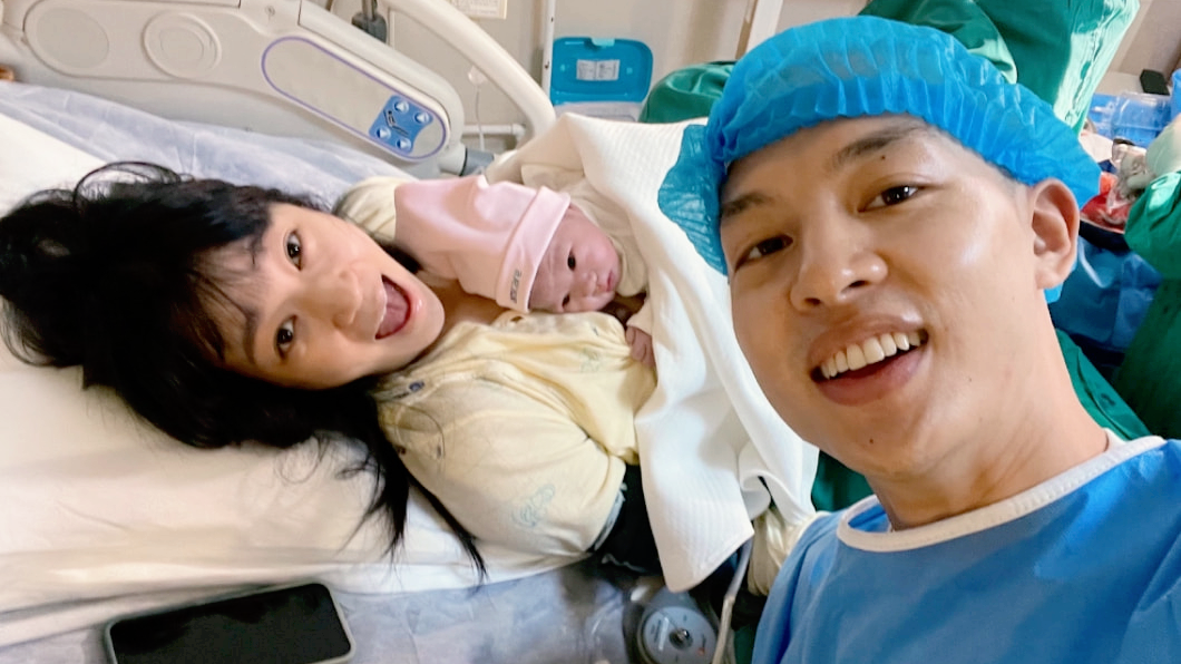 尹昉则寸步不离地守在妻子旁边;可见他不仅期待宝宝的来临,也更担忧