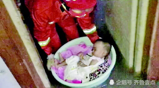 山东聊城突降暴雨城市内涝，1岁娃被放置脸盆中安全转移