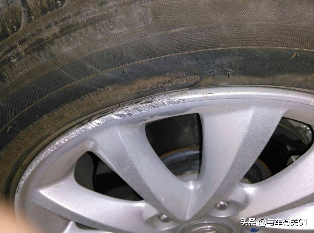 新手靠边停车20CM不剐蹭技巧，车内看好这2个点，简单实用
