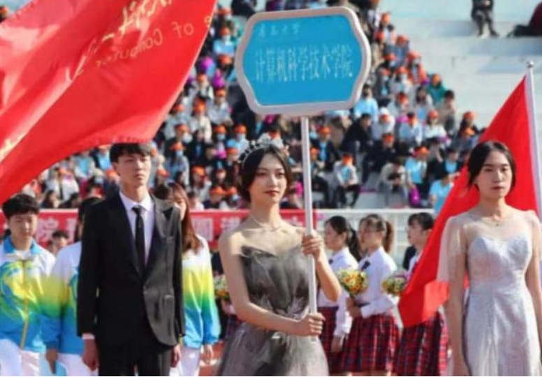 青岛大学运动会“举牌女生”火了，侧脸宛如明星，学校宣传费省了
