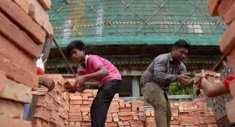 捡破烂交学费，用废品造学校？他建了一所垃圾学校，拯救无数孩子