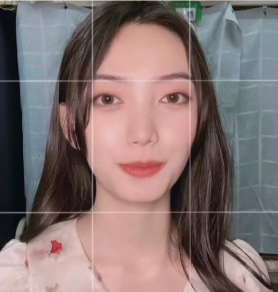 一夜涨粉近50万，青岛大学举牌校花走红，网友：我要上青岛大学