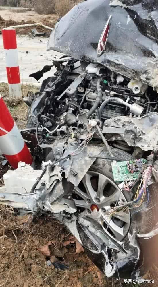红旗H7迎面撞上大货车，现场一片狼藉，车主：这就是红旗的质量