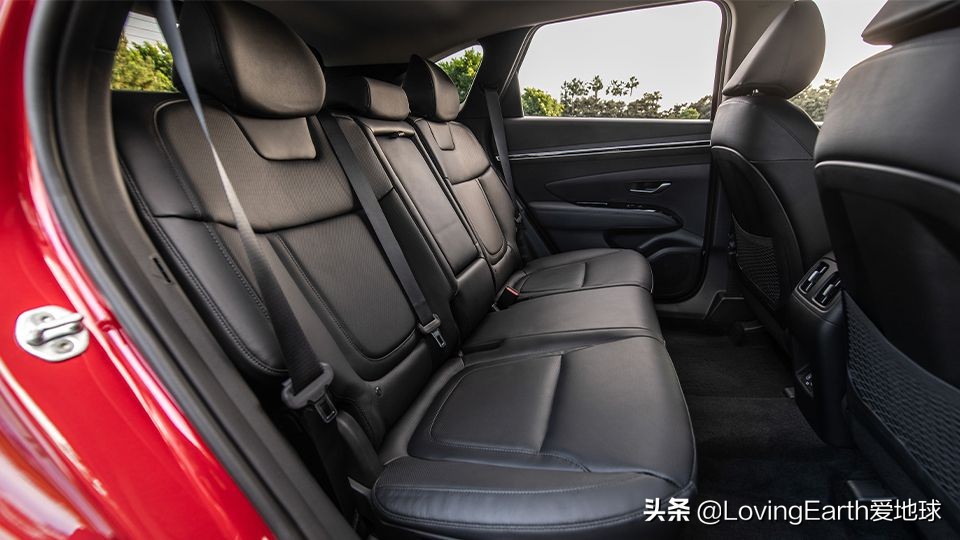 2022款现代途胜有着更大的外型，更复杂的造型设计