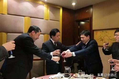 餐厅倒酒礼仪（详解饭桌上倒酒的标准礼仪）