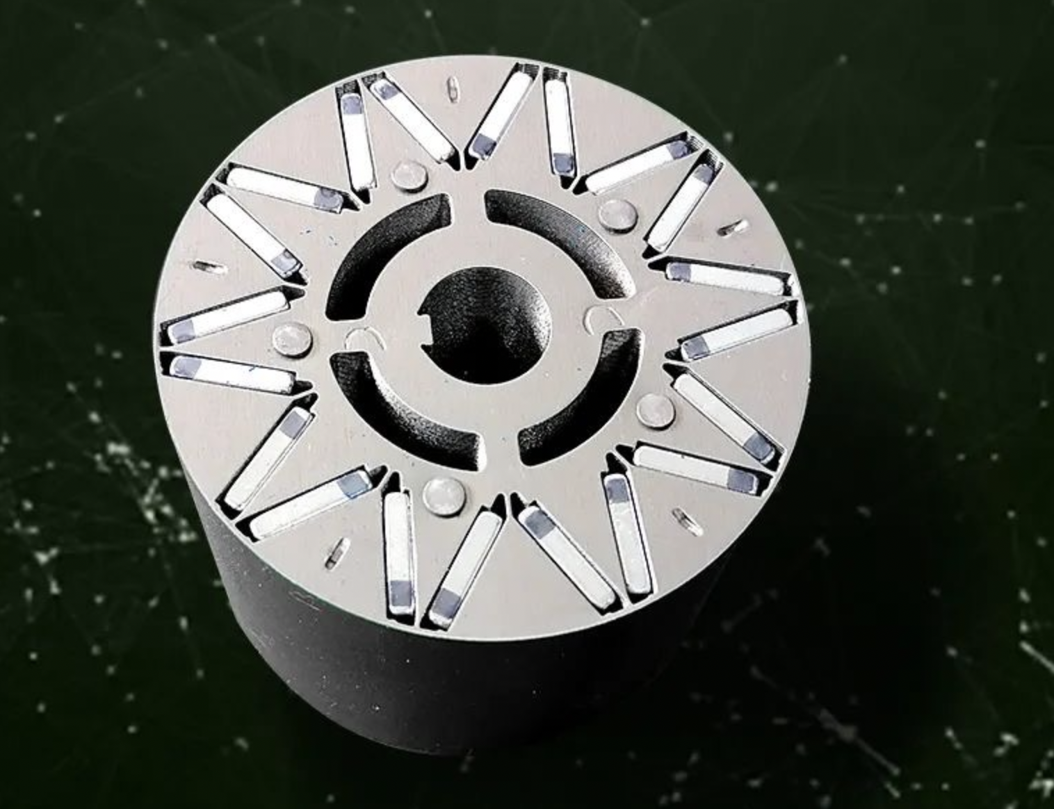 动力配置方面,该车搭载了1200w的核磁动力系统,电机磁钢数量翻倍共20