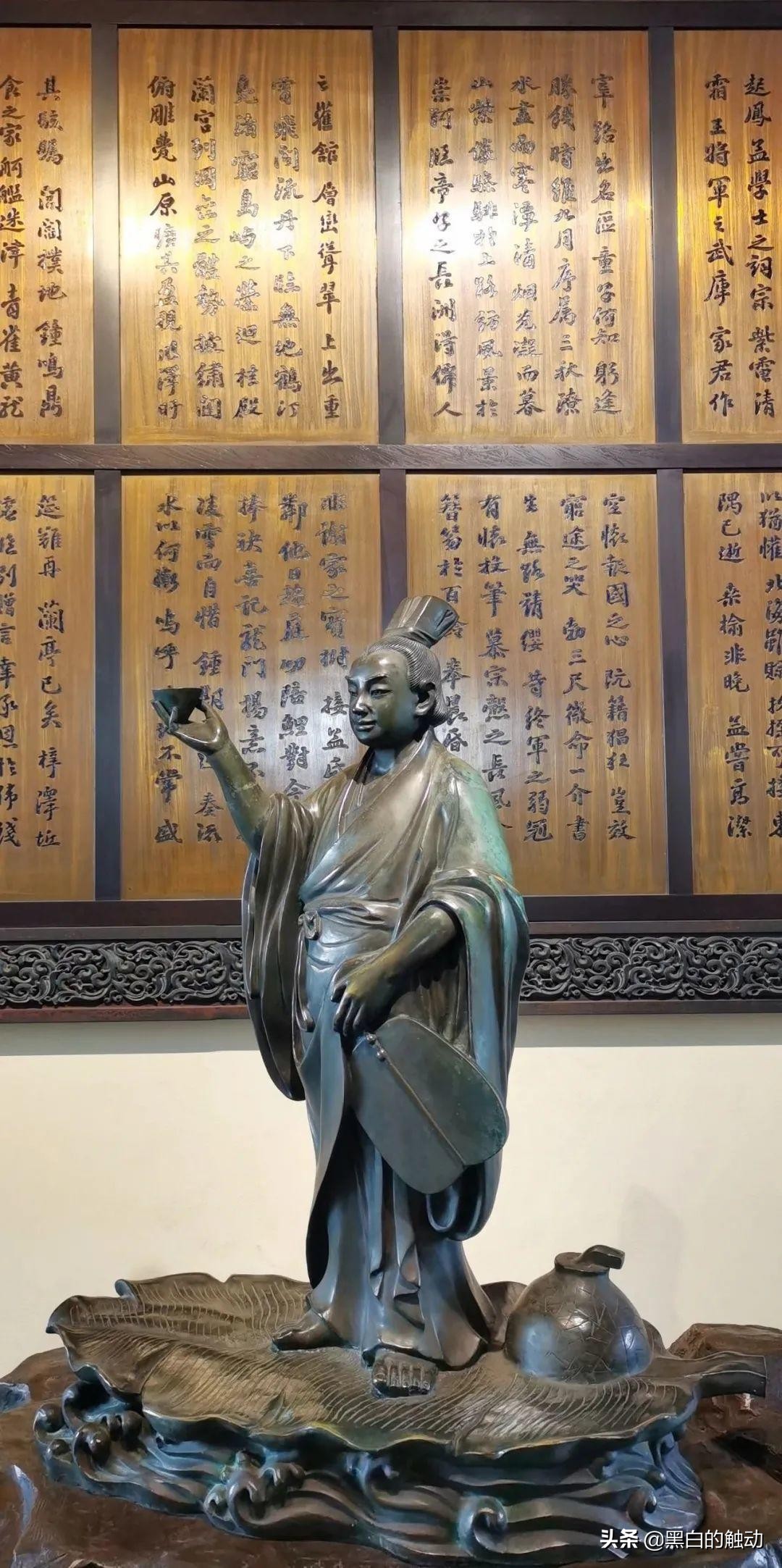 南昌秋日喷泉：流光溢彩，水舞交响，城市夜景璀璨明珠。