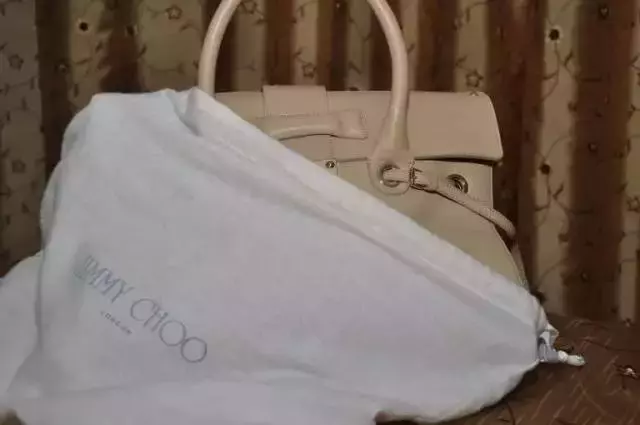 上万元的包包可别糟蹋了，这样保养，再背10年都不会烂！