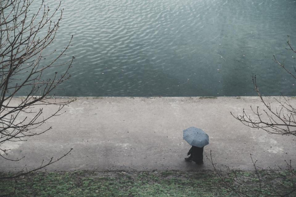 雨天想念一个人，不管相隔多远，都无法抑制住对你的想念