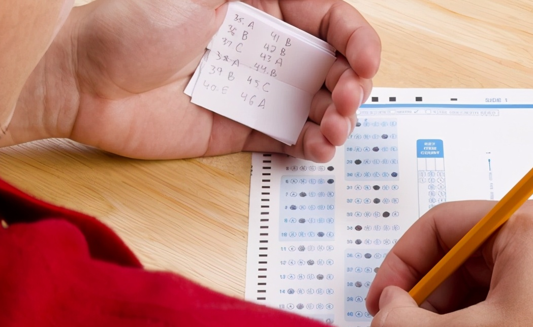 高考生作弊新方法，拍考题上传软件，网友：真是智商堪忧