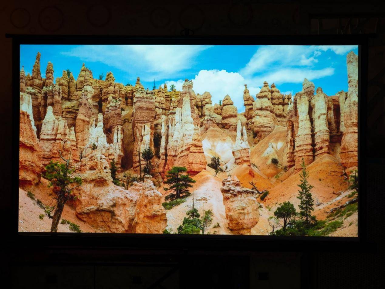 100英寸大屏幕的游戏和观影感受，坚果J10投影仪带你来体验