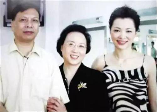 董卿失态落泪，年少自卑想自杀，被传隐婚生子，成名背后有多难？