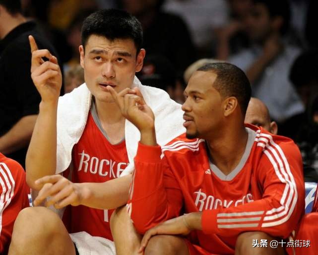 姚明在nba打了几年(姚明8年NBA生涯赚了近一个亿，而曾经的搭档海耶斯，他赚了多少？)