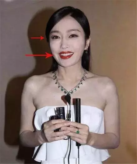 你还被卡粉浮粉困扰？4招打造服帖妆容，手残党也能学会