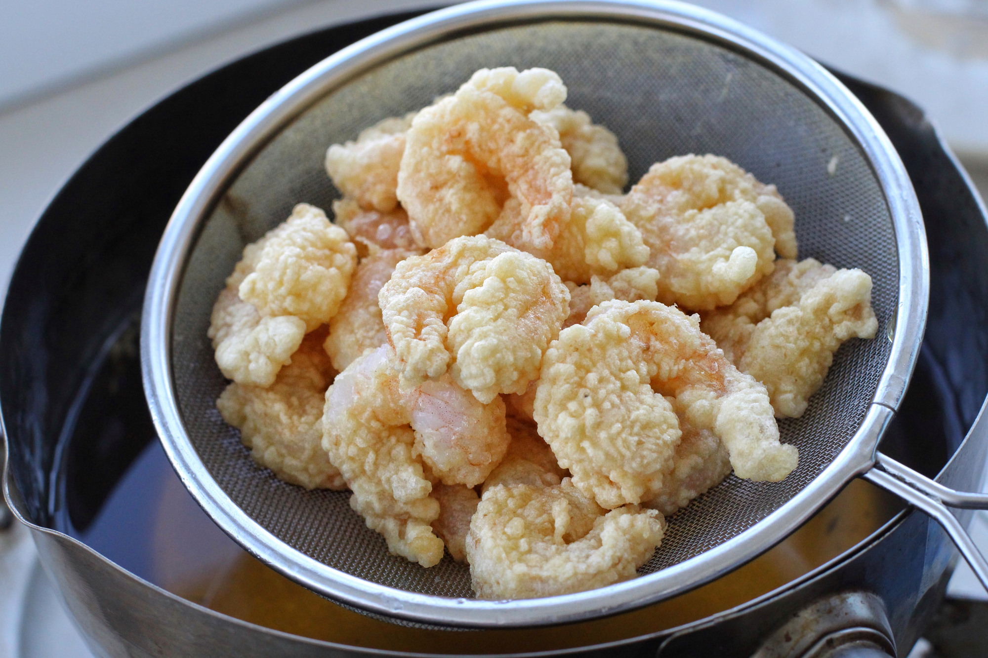 软炸虾仁这样做，个个金黄起大泡，脆嫩鲜美吃上不停嘴，太过瘾了