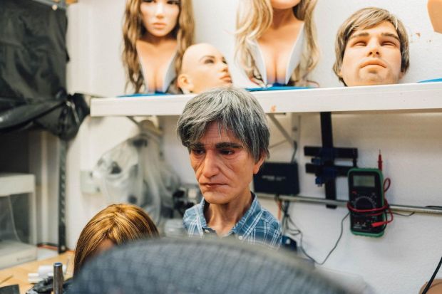 著名实体娃娃公司制造了一款满脸皱纹和银发的“老年人”