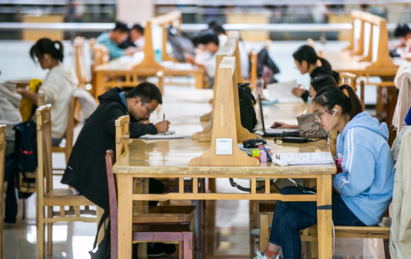 大学生自习室收到小纸条，以为是情书，打开一看不喜反惊