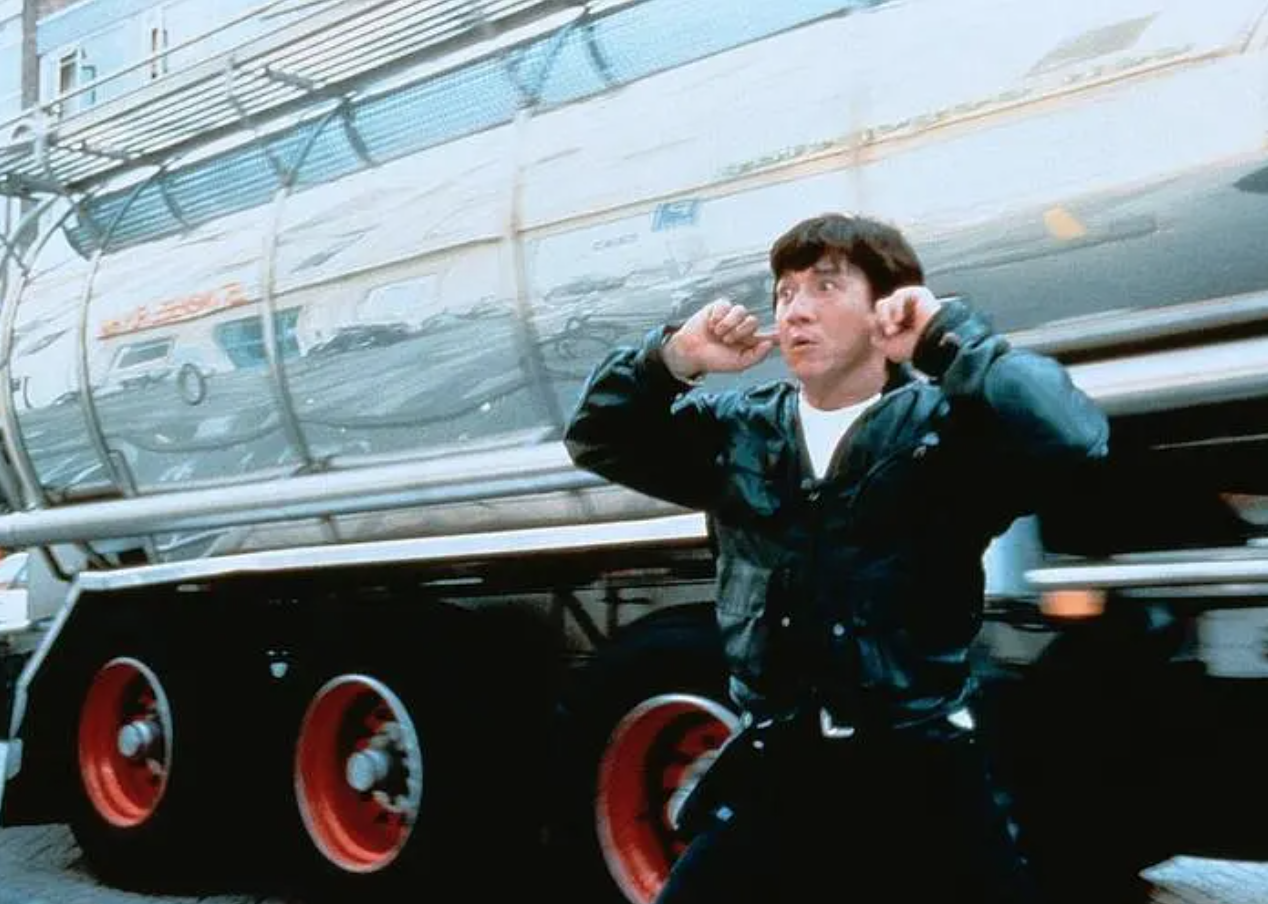 23年前，成龙为悼念恩师从21楼纵身一跃，跳出世界纪录震惊好莱坞