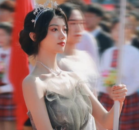 一夜涨粉近50万，青岛大学举牌校花走红，网友：我要上青岛大学