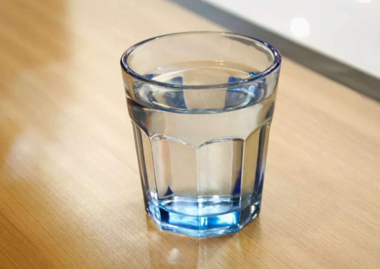 孕期饮水有讲究,喝错或让羊水变"脏"