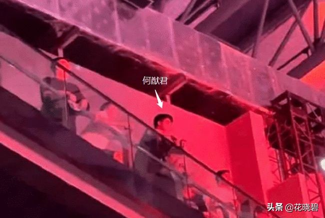 何猷君疑与QG女孩发生激烈争吵，遭挑衅骂是私生子，双方场面紧张