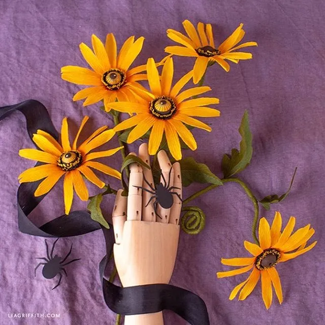 不起眼的彩纸剪开粘起来,简单几步就能造花,纸艺手工花附教程