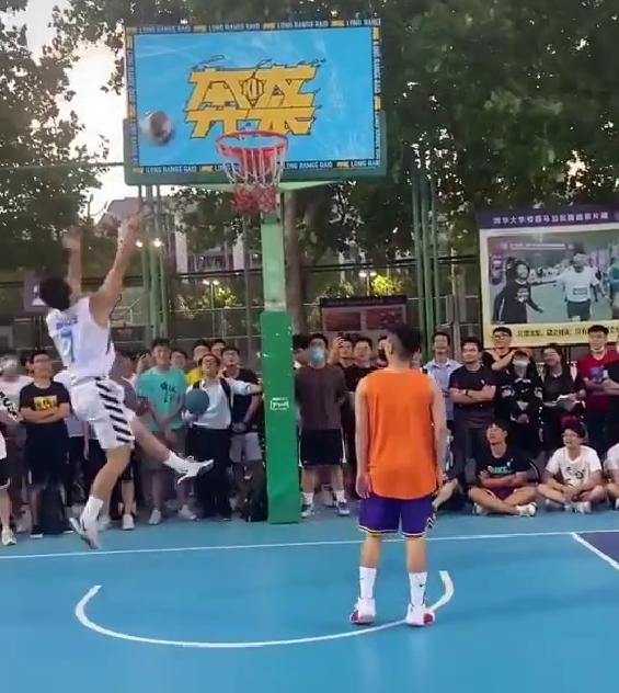 清华帅气学霸走红，与“篮球网红”PK球技最后胜出，曾是高考状元