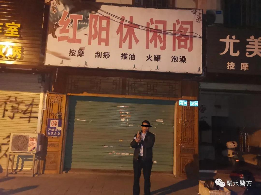 浴室，出租房间，“桃色交易”！警察持续敲打多个“猥亵的巢穴”，数十名男女被劫走。