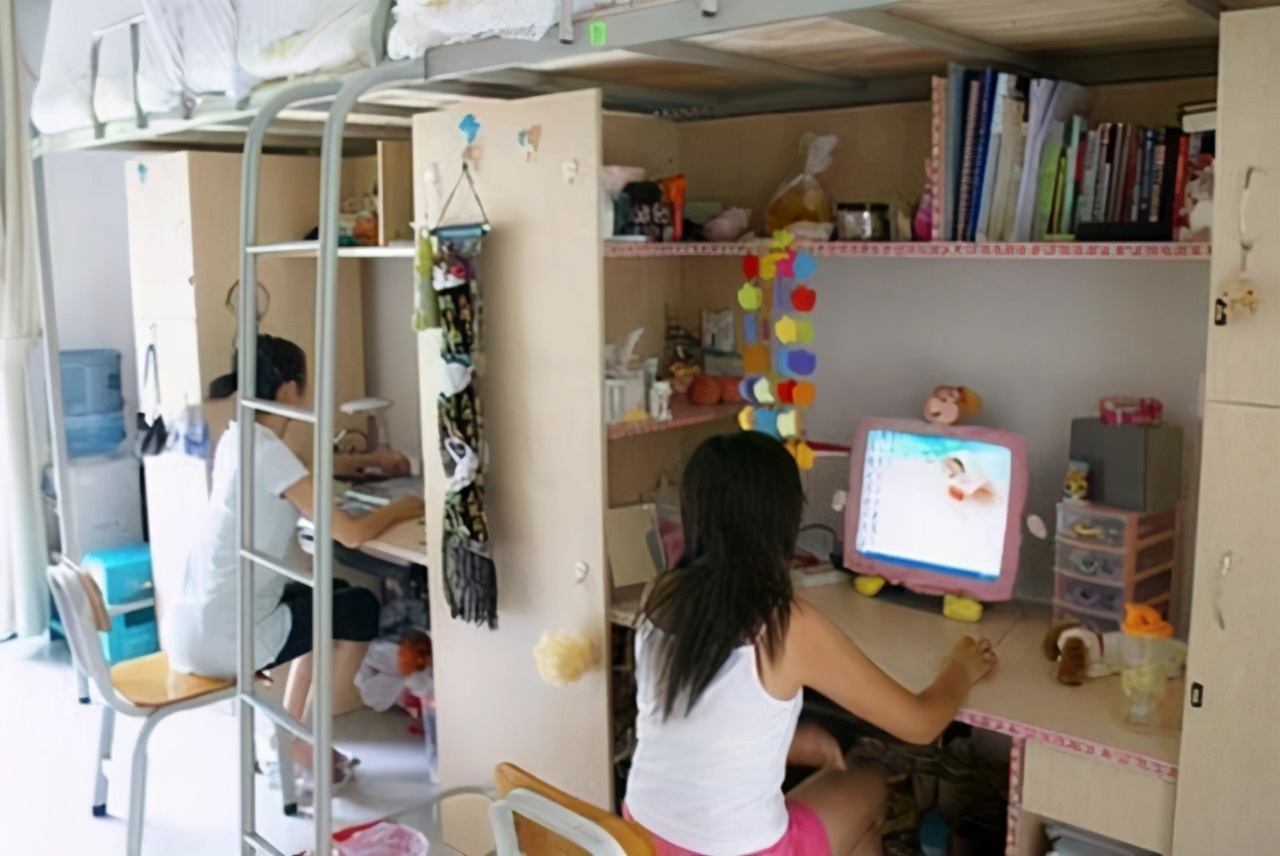 为啥大学室友关系,总是不如高中同学好?过来人:差距太远