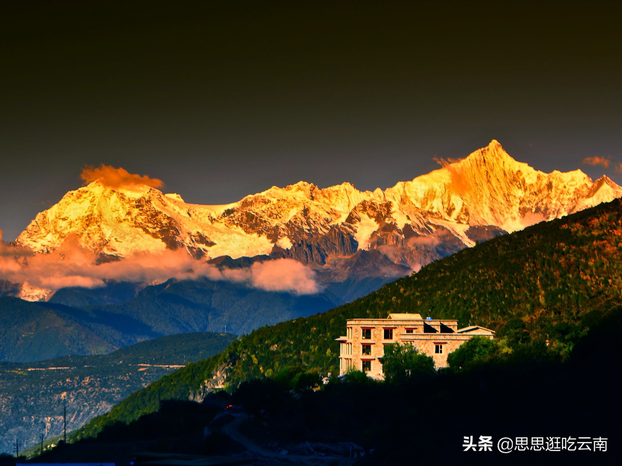 香格里拉的一处秘境，可以躺着看雪山的地方，一生必须走一次